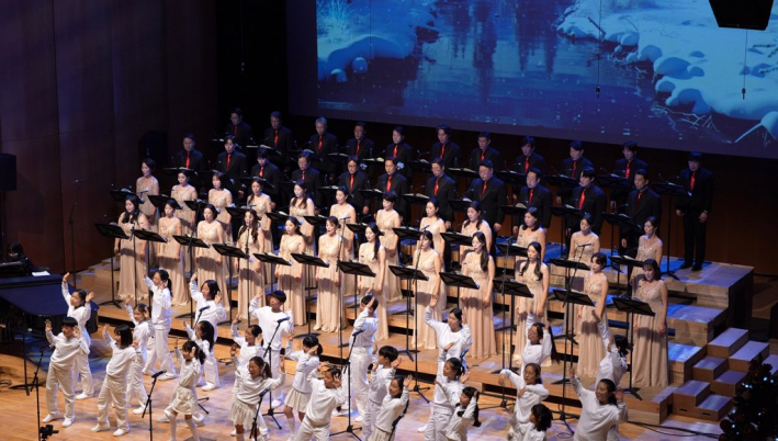 주니어 콰이어와 함께 합창