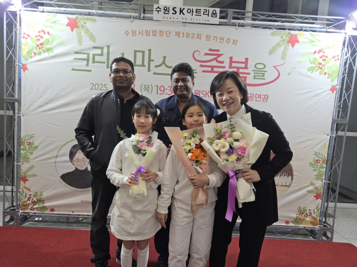 지휘자, 주니어 콰이어, 인도관객이 함께