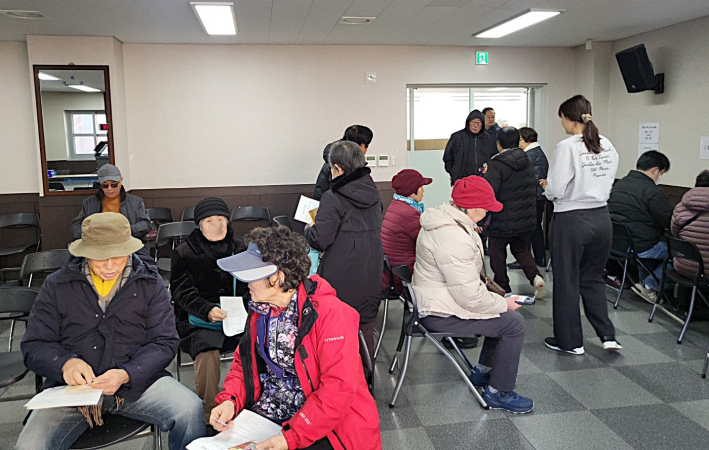 70세 이상의 어르신들이 담당 공무원들의 안내를 받으며 차례를 기다리고 있다.