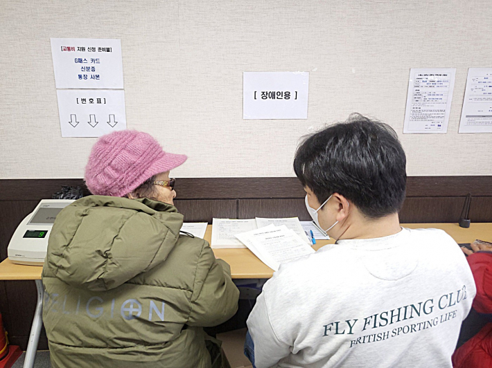마치 손자가 할머니에게 이야기하듯, 담당 공무원이 어르신의 눈높이에 맞춰 따뜻하게 설명하는 장면이 인상 적 이었다.