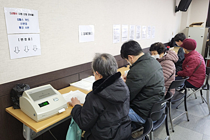 번호표를 뽑아 신청에 필요한 서류를 확인하고 접수하는 일련의 과정이 어르신들에게는 결코 쉽지 않아 보인다.