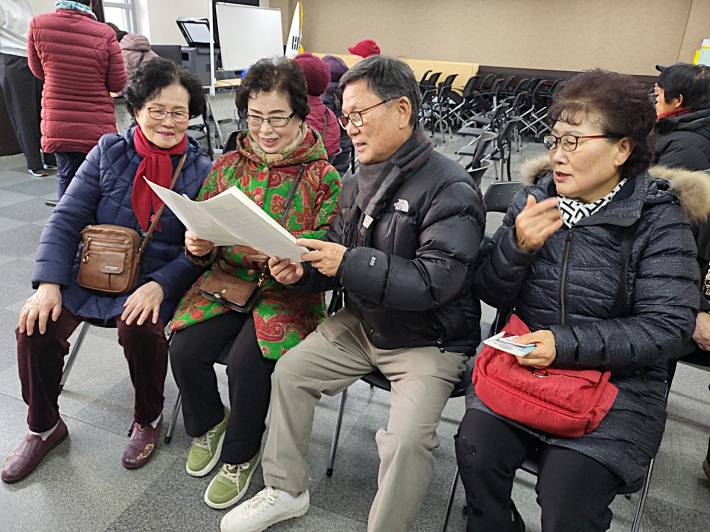 오세남 회장이 어르신들에게 접수 방법을 설명해 주고 있다.