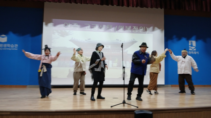 화성행궁 풍자극을 하는 연극팀