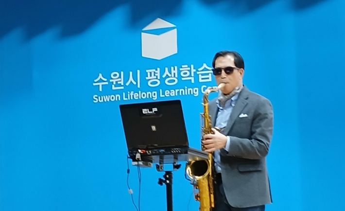 장기택 선생의 색소폰 연주 장면