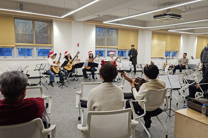 본 공연에 앞서 리허설을 하고 있다.