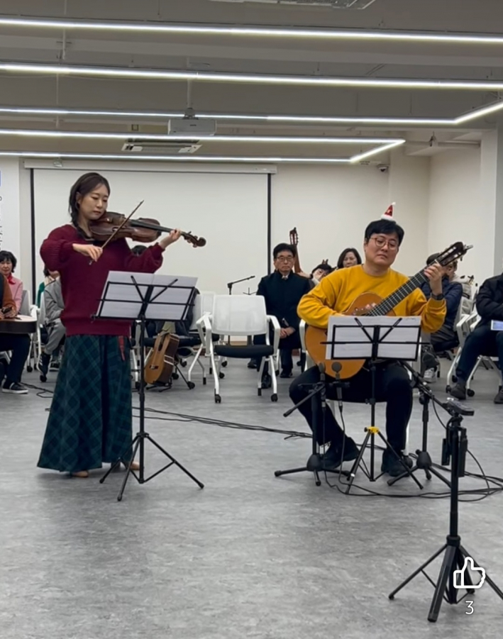 오 거룩한 밤을 기타(김흥원), 바이올린(신보경)이 연주하고 있다.