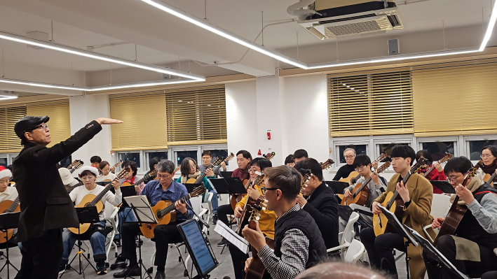 수원 지역에서만 20년 가까이 기타 강좌를 이끌어 온 신인근 지휘자