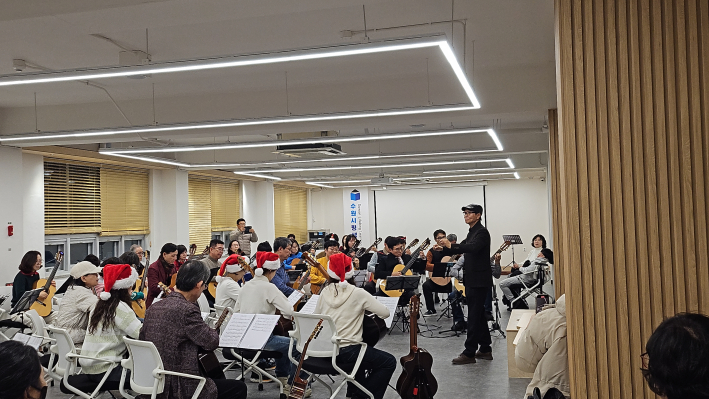 40여 대의 기타가 동시에 만들어 내는 웅장한 사운드는 오케스트라 못지 않은 깊이를 선사했다.