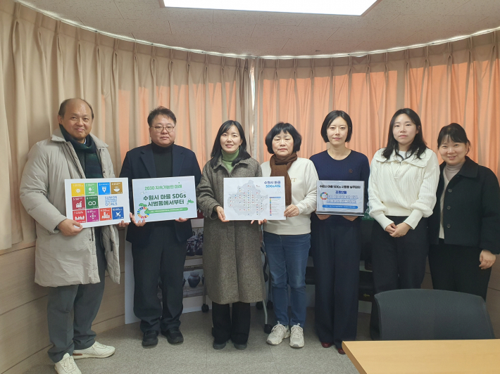 사진)지난 18일 조원2동 행정복지센터에서 열린 실무협의회 참석자들이 기념 사진을 촬영하고 있다.    