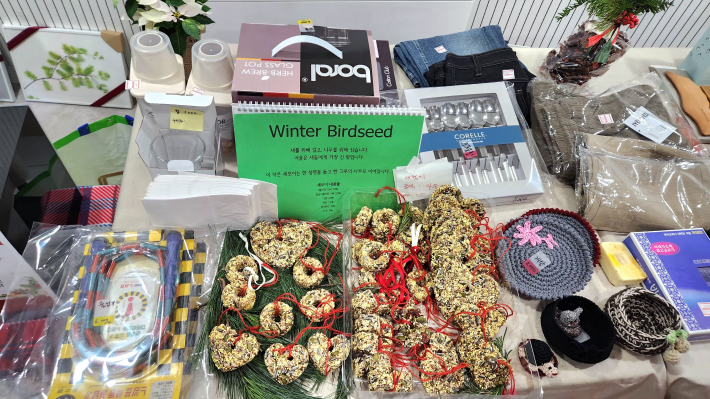 행사장 한편에서는 수수랑 회원들이 직접 준비한 바자회