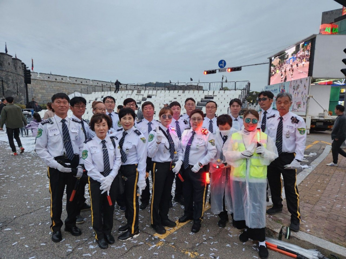 정조대왕 능행차 행사질서 유지에 참여한 장안구연합대 대원들