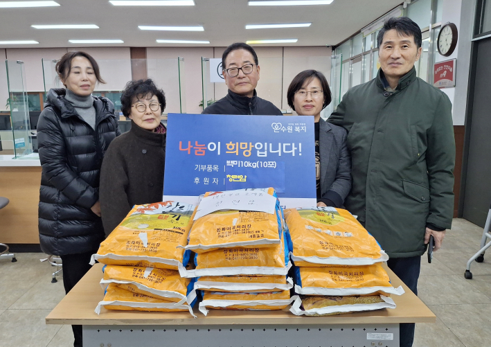 청렴암이 정자2동에 백미를 기부하고 있다.