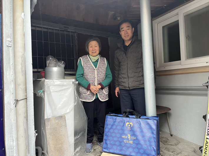 행궁동, 주거취약계층 방문하여 겨울철 대비 복지사각지대 발굴 및 후원물품 전달