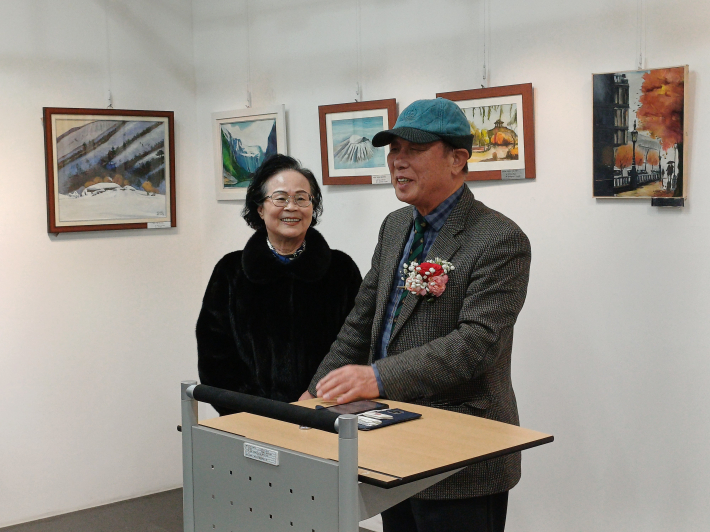 작가 부부의 개인전 기념사진