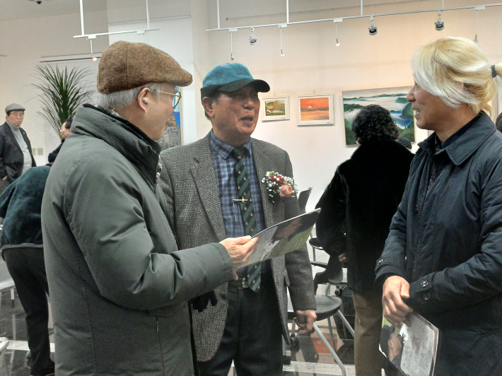 환담(촤로부터) 작가(박태홍), 수원미술협회장(김대준), 사생회 회장(이희근)