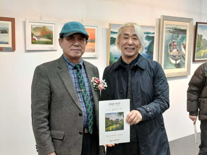 수원 미술협회 김대준 회장과 박태홍 작가 기념사진