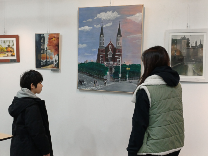 엄마와 아들 그림 감사하는 모습