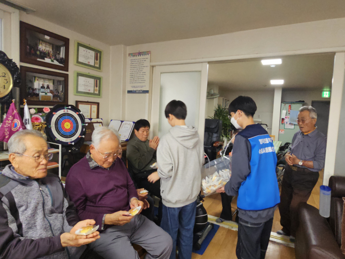 영덕초 통통봉사단, 경로당 어르신들께 나눔 활동