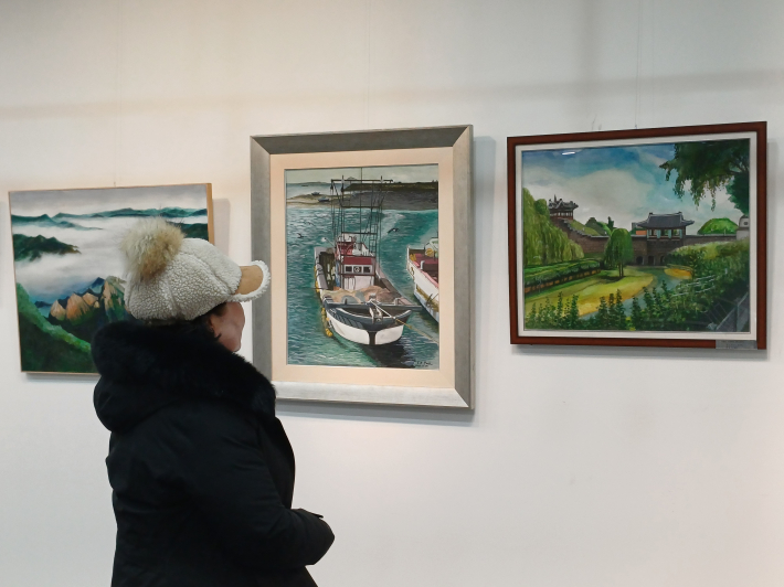 생강 깊이 감상하는 모습