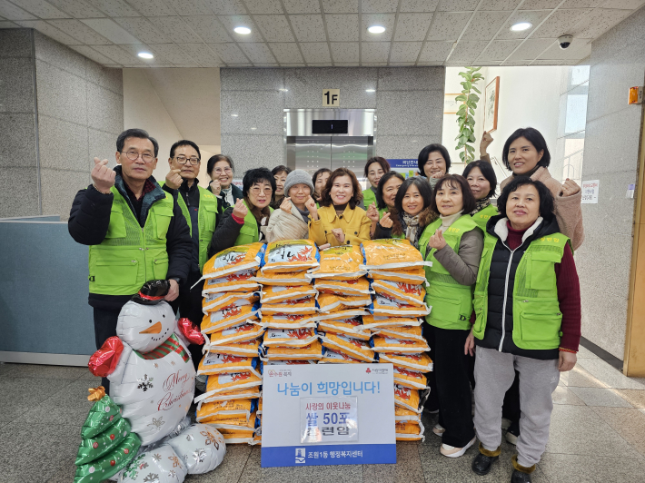 청련암에서 조원1동행정복지센터에 쌀을 전달하고 있다.
