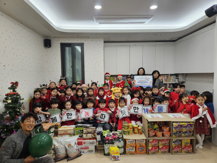 12월 시립 힐스테이트푸르지오 수원 어린이집, 연말 이웃돕기 후원물품 전달식