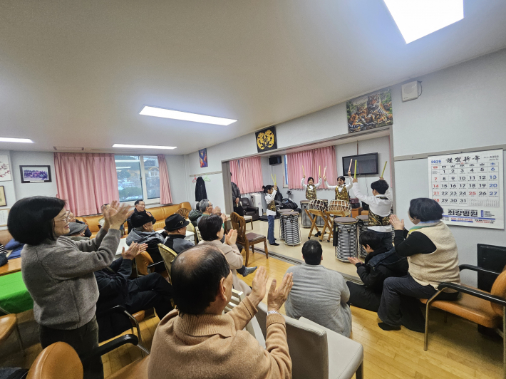 더꿈 지역아동센터 아이들이 매탄동 현대힐스테이트경로당에서 난타공연을 펼치고 있다