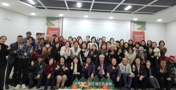 수수랑 회원들이 손으로 작은 하트를 만들며 화기애애한 분위기 속에서 단체 기념사진을 촬영했다.