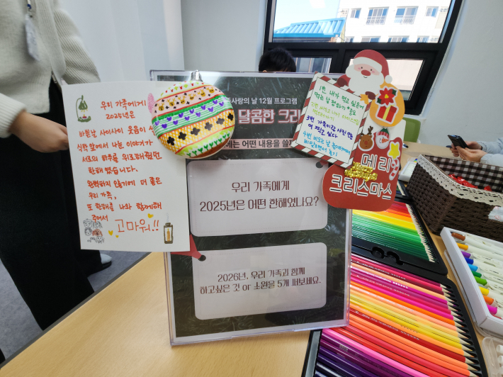 센터에서 예시로 보여주는 예쁜 카드와 완성된 오너먼트