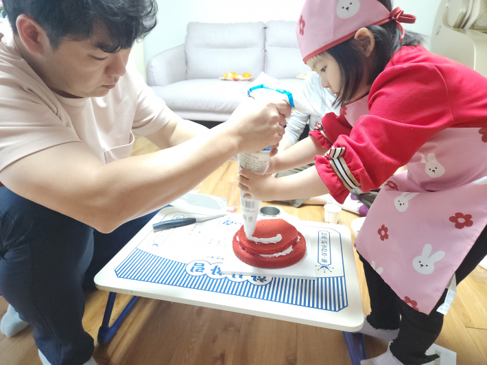 가족이 함께 만드는 크리스마스 케이크