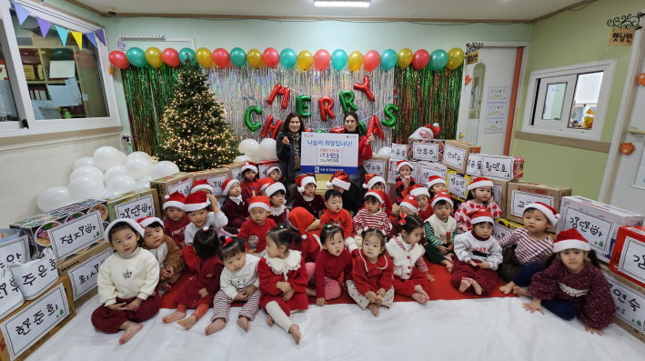 하늘어린이집에서 후원물품 전달식을 진행하고 있다.