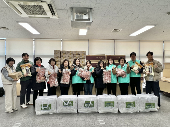 SK청솔노인복지관에서 교보생명 임직원 봉사자가 혹한기 물품 전달식을 기념하고 있다.
