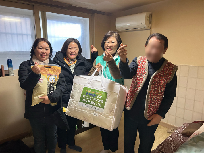 노인맞춤돌봄서비스 어르신께 혹한기 물품을 전달하고 있다. 