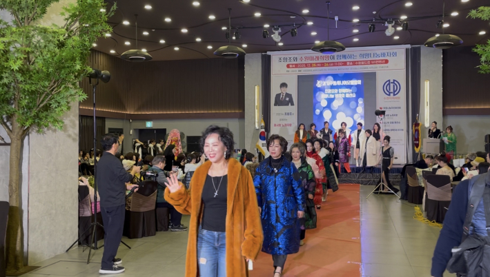 신일모피 패션쇼에 참여한 시니어모델 단체 워킹