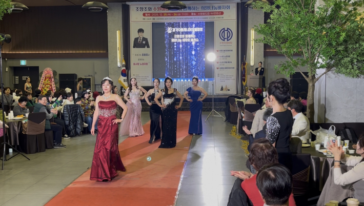 성탄절 분위기 속에서 진행된 시니어모델 드레스 패션쇼 무대