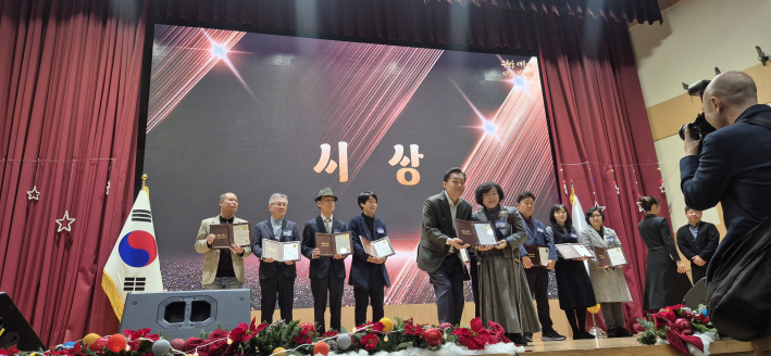 시상 후 수상자와 눈높이를 맞추어 기념사진을 남기는 수원시장  