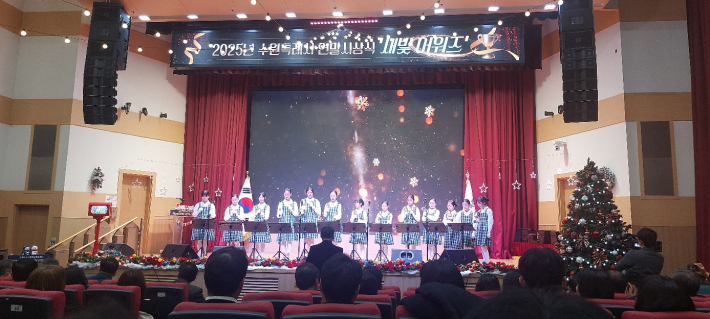 제1부 축하공연 중앙핸드벨 콰이어는 캐롤송 세 곡을 선보였다.