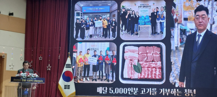 시장 인사말씀에서 수원을 빛낸 사람 사례를 소개하고 있다.