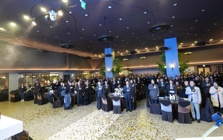 제24주년 기념식 단체 국민의례하는 모습