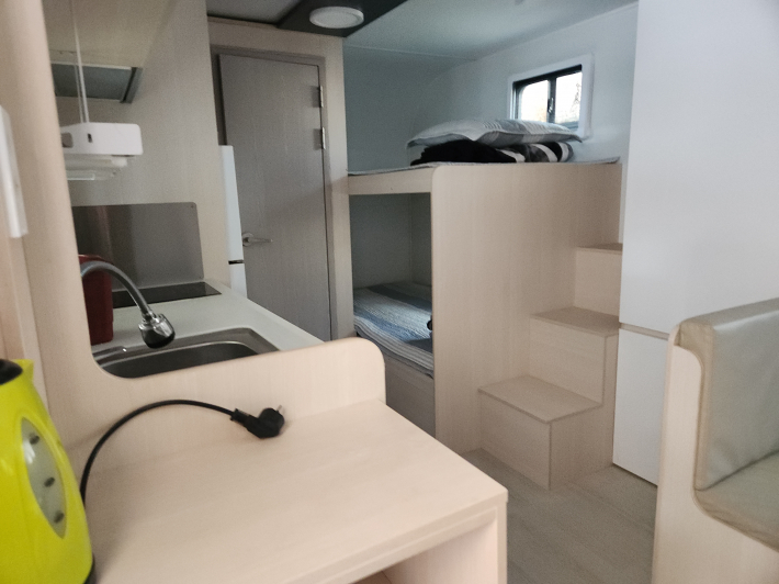 카라반 14번 내부 화장실, 주방 모습 