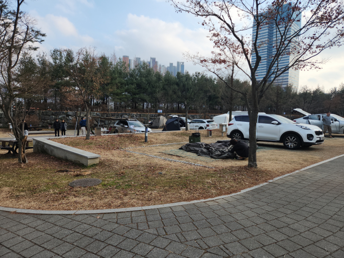 캠핑장 입실한 사람들의 저마다 분주한 모습