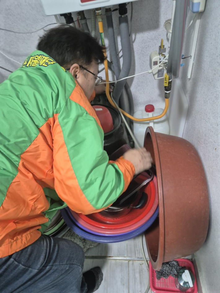 보일러 점검중인 수원시 지역자율방재단원