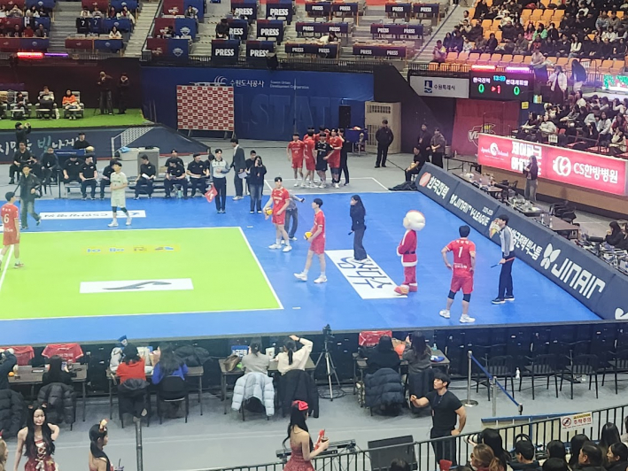 경기 전, 시구에 나서고 있는 한국전력 빅스톰의 루키, 방강호, 김민철 선수