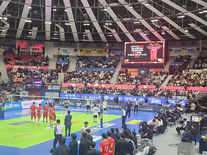 주포 '베논'의 응원가. 트랜스픽션 'GET SHOW'를 원곡으로한 친숙한 응원가를 팬들이 모두따라불렀다.