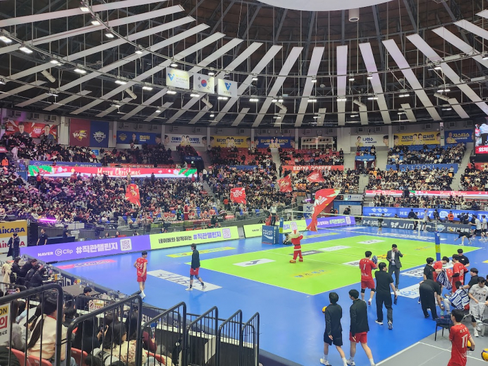 2세트 종료후 이뤄진 깃발 응원