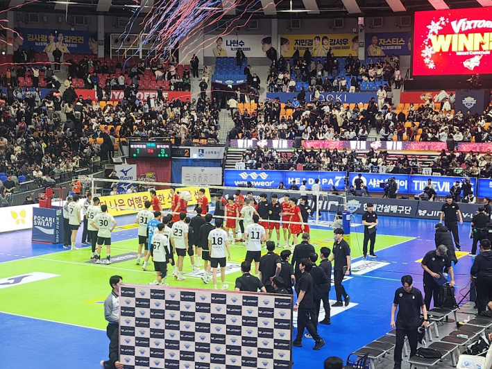 최종스코어 3:1 한국전력 빅스톰의 승리, 경기가 끝나자 kt위즈 & kt 소닉붐 팬이라면 익숙한 응원가 '아파트'(윤수일 원곡)가 울려퍼졌다.