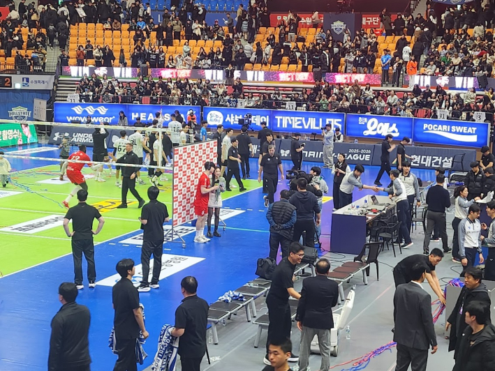 MVP 인터뷰를 진행하는  아웃사이드 히터 박승수. 주전 김정호의 부상을 완벽히 매우는 맹활약을 펼쳤다.