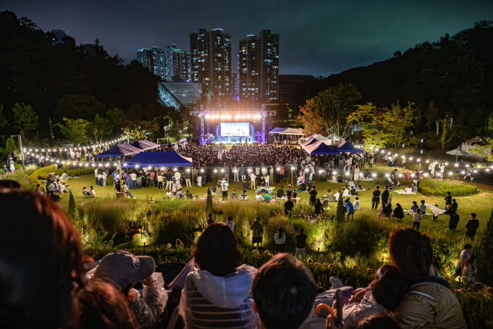 지난 10월 수원시민들이 영흥수목원에서 열린 숲속의 별빛음악회를 즐기고 있다.