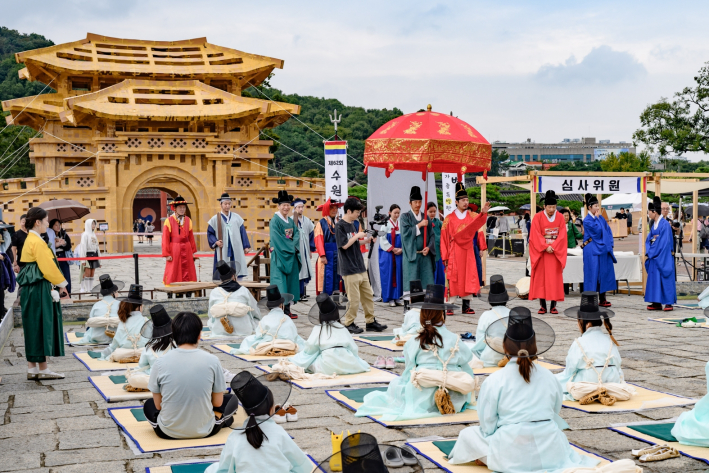 제62회 수원화성문화제 프로그램 중 별시가 열린 장면.