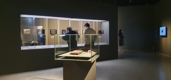 어둠 속에 전시된 나혜석의 유일한 유품, 사진첩