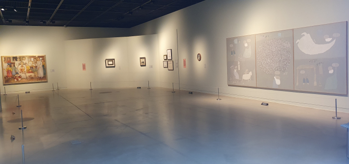 임군홍의 〈가족〉(좌측)과 백영수의 작품들이 전시된 공간